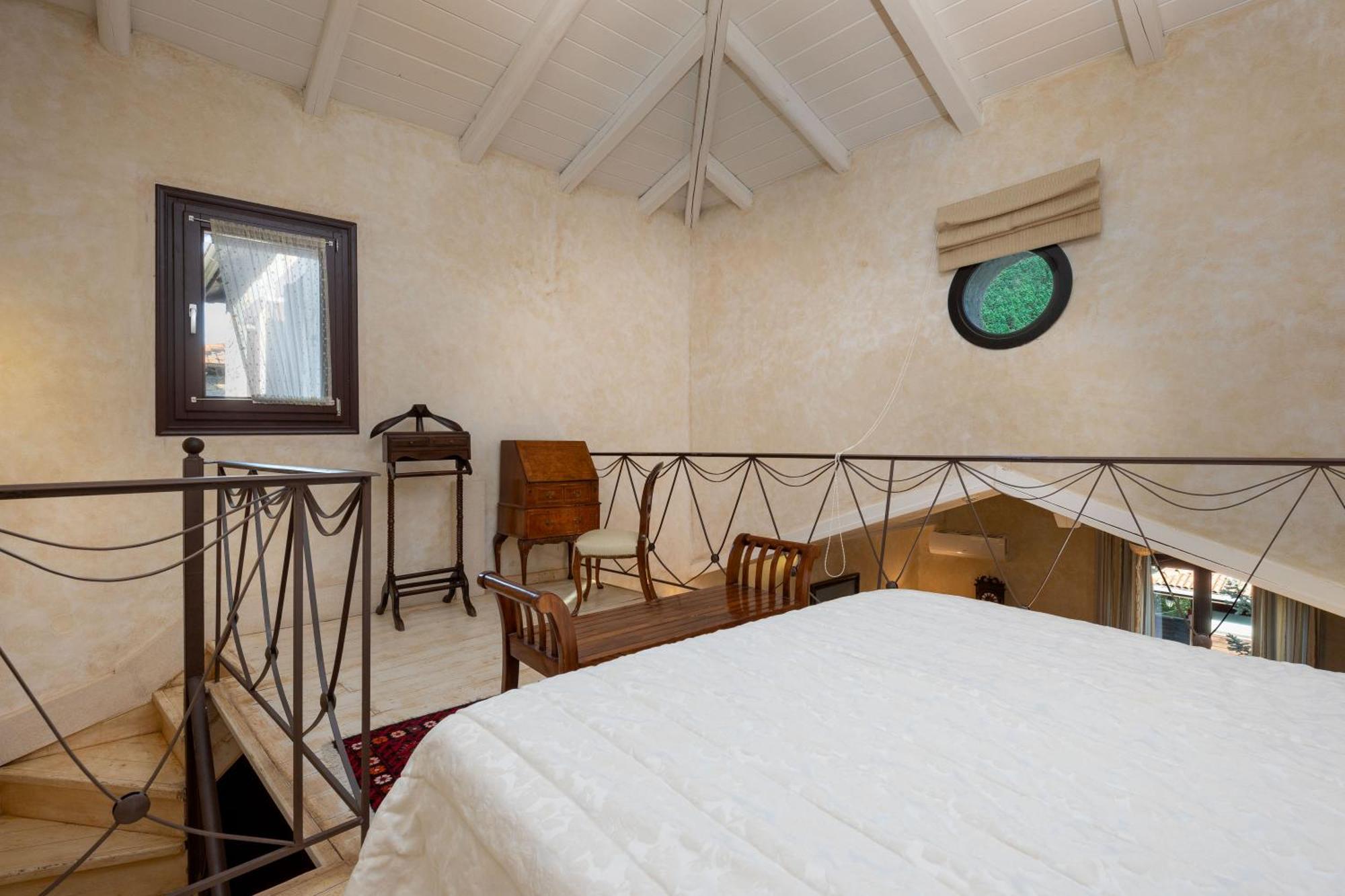 Ostra Menalon Luxury Suites Kardharás Pokoj fotografie